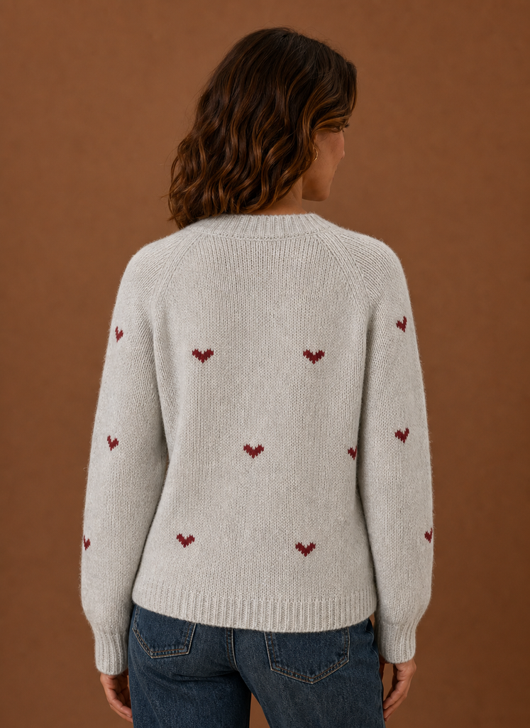 Kuscheliger Damen Winterpullover mit Herzmuster in Hellgrau. Warmer Strickpullover, perfekt für kalte Tage.