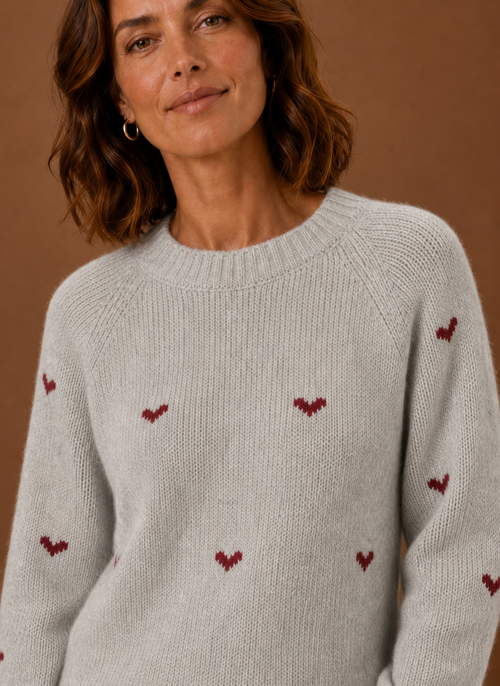 Modischer Damen Langarm-Pullover in Hellgrau mit süßem Herzmuster. Stilvoller Freizeitpullover für Damenmode.