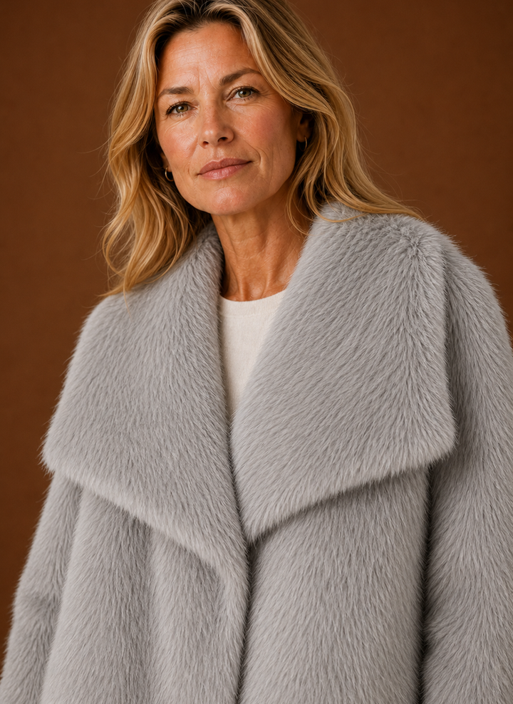 Fließender Damen-Wintermantel, elegant, warm & stilvoll, für eine anmutige Silhouette.