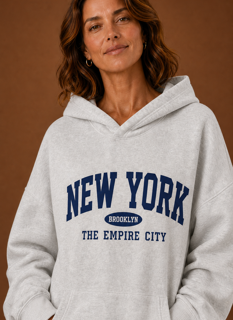 Gestapelte Damen Oversized Hoodies (Weiß, Schwarz) mit Trend-Print, kuschelig & modern.