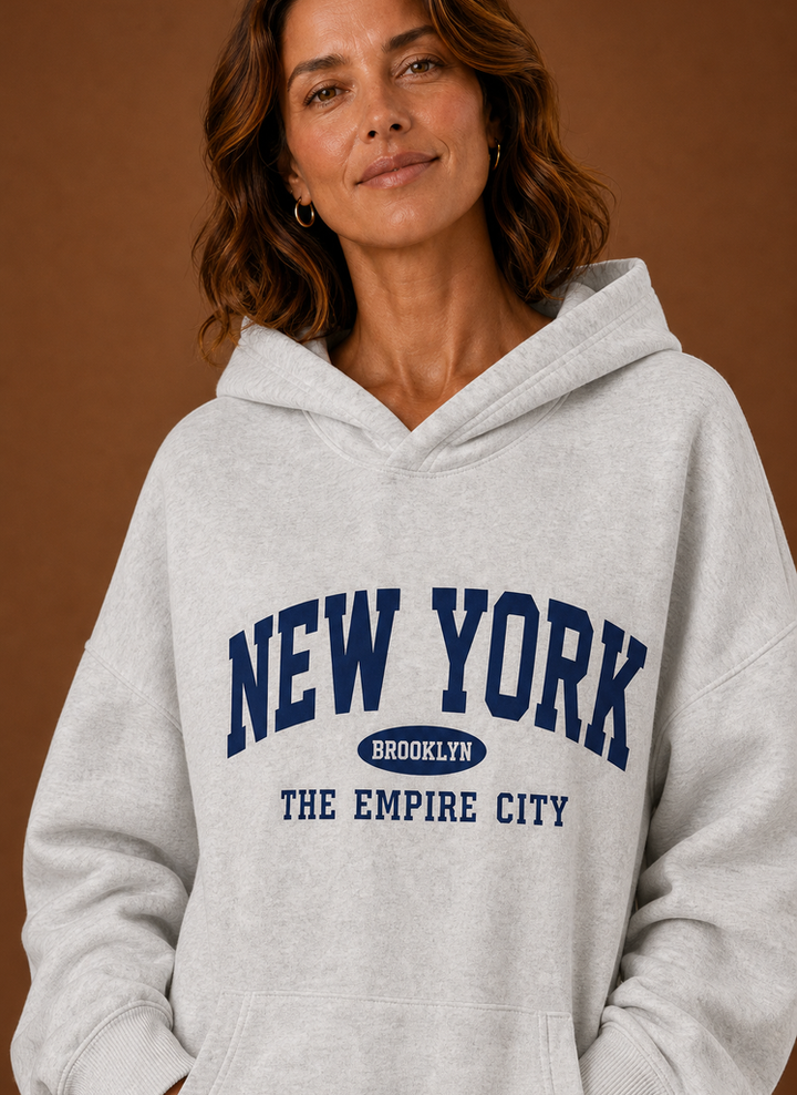 Gestapelte Damen Oversized Hoodies (Weiß, Schwarz) mit Trend-Print, kuschelig & modern.