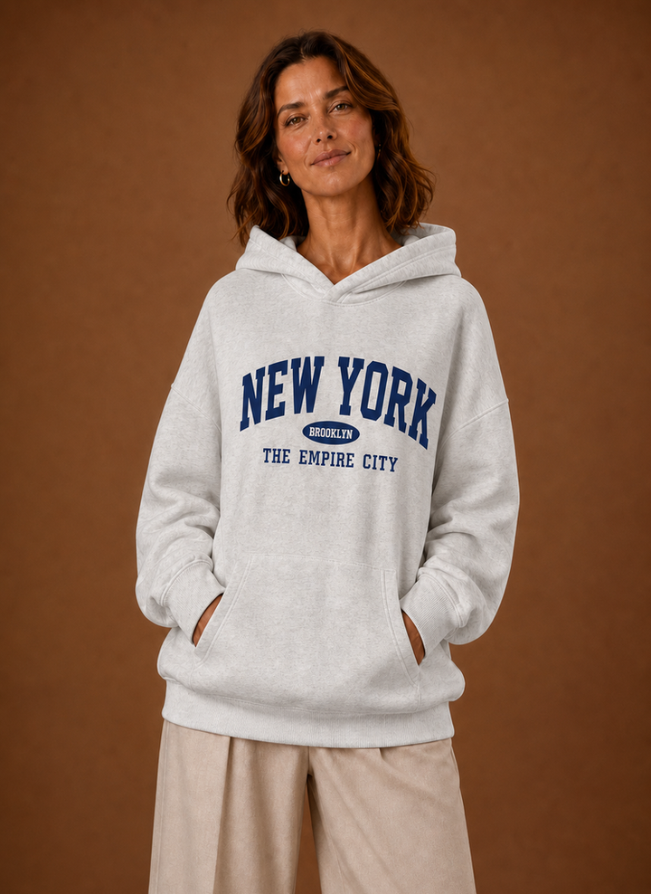 Schwarzer Damen Kapuzenpullover, oversized mit stylischem Print. Bequeme Herbst-/Wintermode.