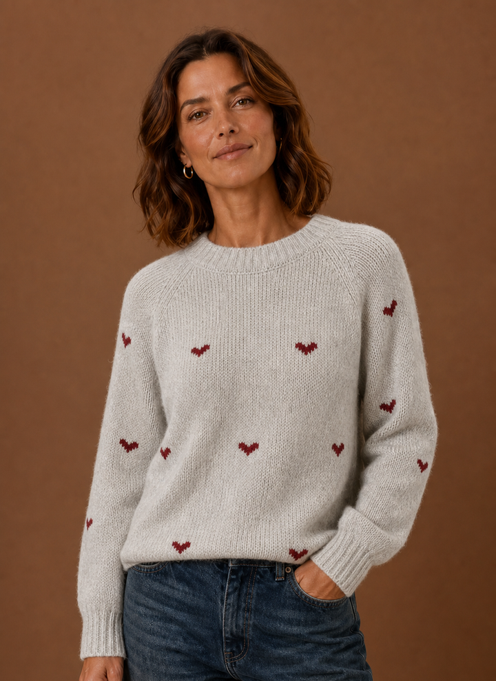 Hellgrauer Damen Strickpullover mit Herzmuster. Gemütlicher Rundhals-Pullover, ideal für Herbst & Winter.
