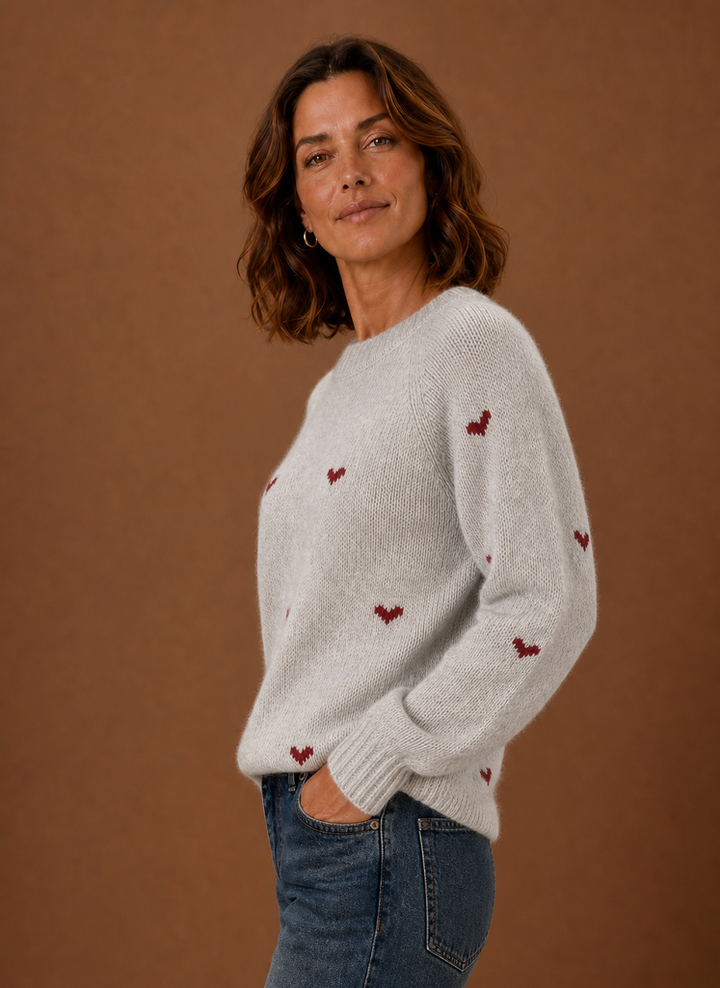 Eleganter Damen Herzmuster-Pullover in Hellgrau. Gemütlicher Rundhals-Strickpullover für stilvollen Alltag.