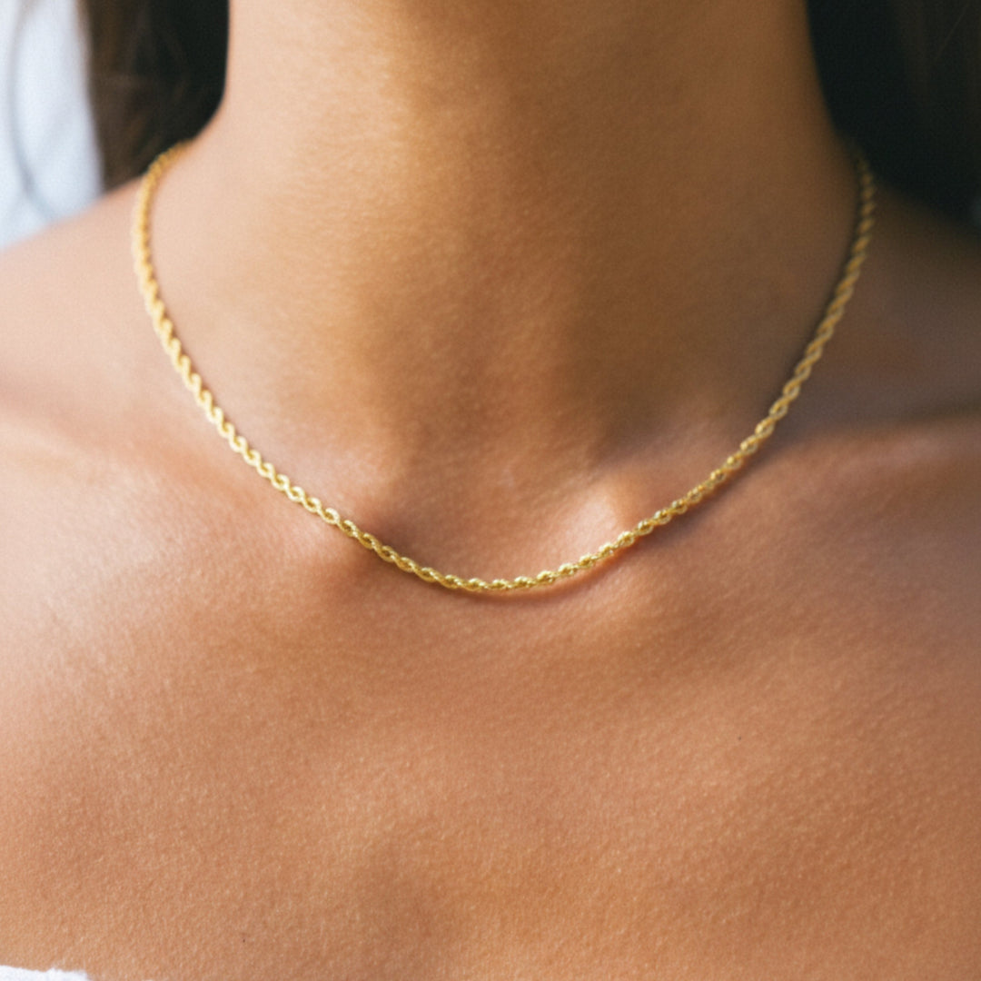 Schimmernde 2mm Gold Rope Kette für Damen. Wasserfest, hypoallergen und stilvolles Accessoire.