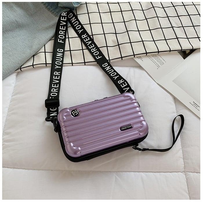 Stilvolle Schultertasche für Damen, geeignet als Reisebegleiter und trendige Alltagstasche.