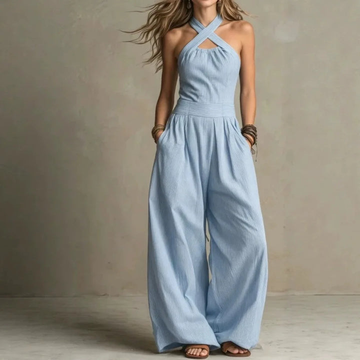 Eleganter Damen Halterneck Jumpsuit mit weitem Bein in Champagner für modische Sommermode.