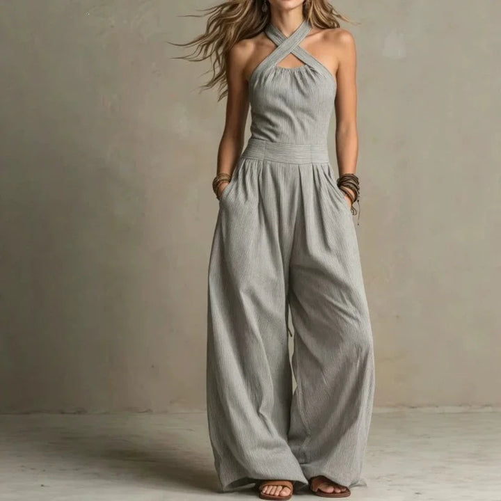 Bequemer Damen Halterneck Jumpsuit in Marineblau mit weitem Bein für stilvolle Freizeitmode.