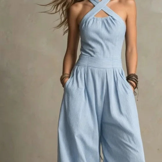 Champagnerfarbener Damen Jumpsuit mit Halterneck und weitem Bein, bequem & chic für viele Anlässe.
