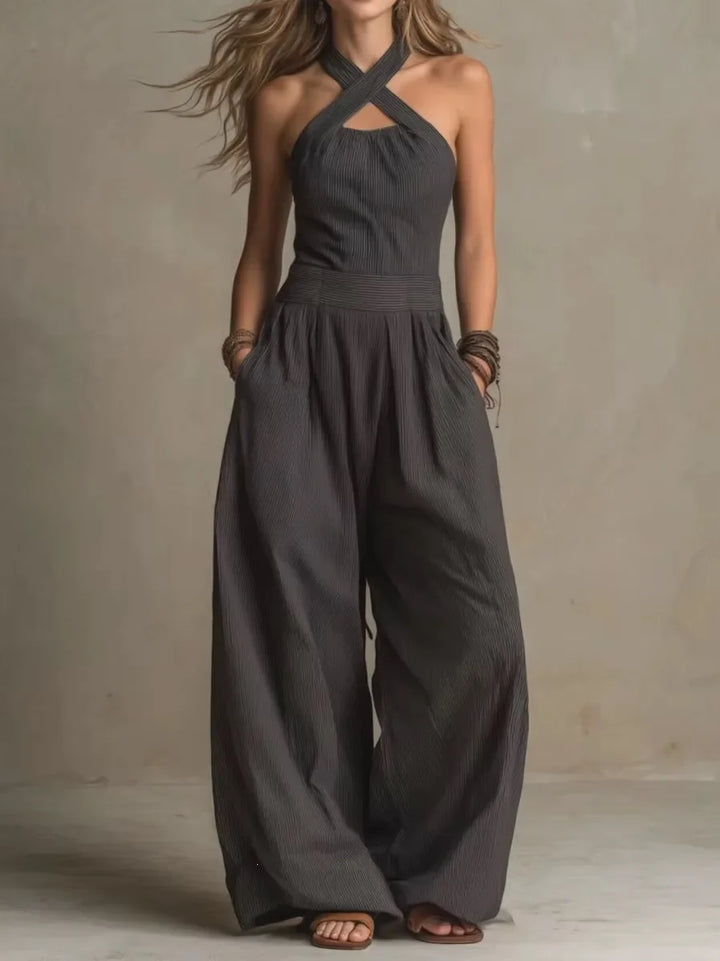 Stilvoller Damen Halterneck Jumpsuit, weites Bein, in Marineblau, für komfortable Damenmode.
