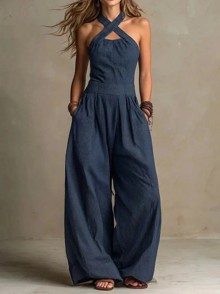 Moderner Halterneck Jumpsuit für Damen, weites Bein, optimal für Sommermode und elegante Events.