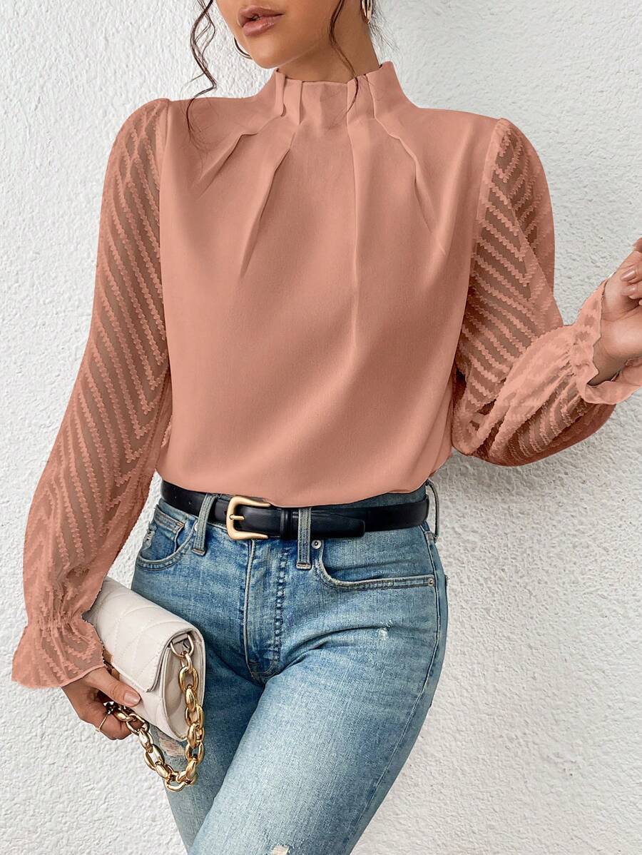 Schicke Damenfashion: Frühlingsbluse mit raffinierten Faltenärmeln und femininem, schlankem Schnitt.