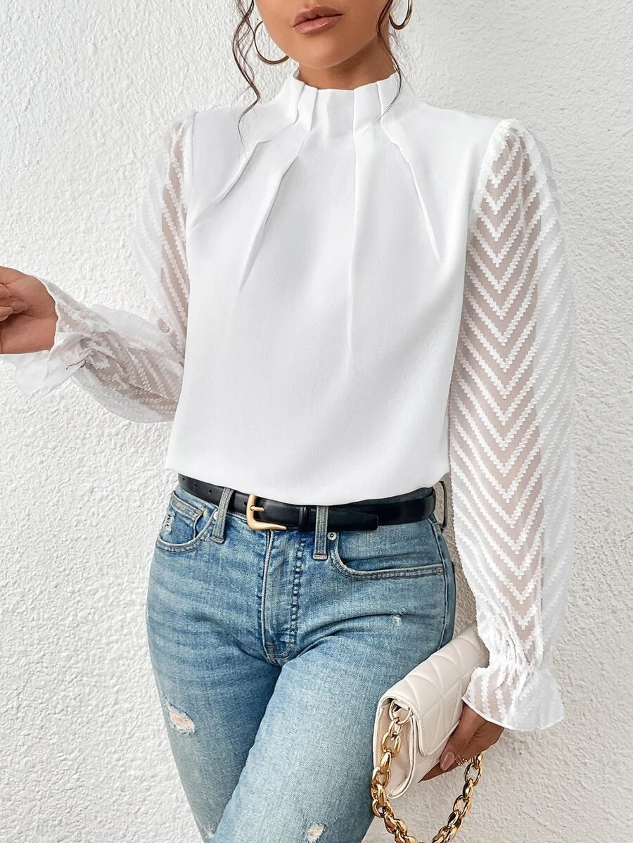 Taillierte Langarmbluse für Damen mit modischen Faltenärmeln, perfekt als Business- oder Abendoberteil.