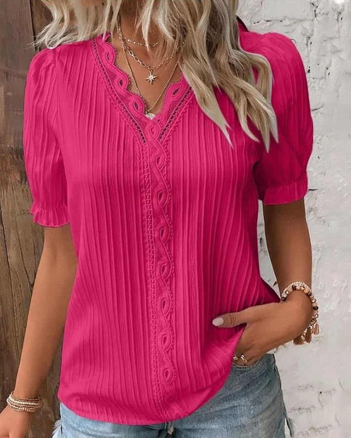 Pinke Damen V-Ausschnitt Bluse, kurzärmelig, mit eleganten Details, eine stilvolle Wahl für jede Sommer-Gelegenheit.