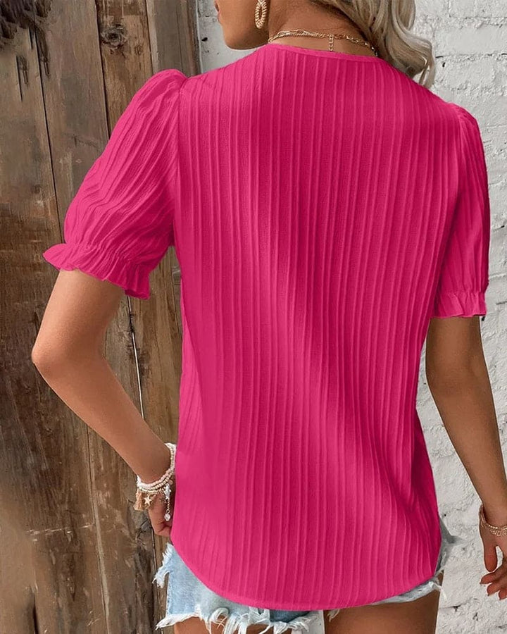 Vielseitige Damenbluse mit V-Ausschnitt, Kurzarm, in Weiß. Optimal für Business Casual, Alltag und sommerliche Events.
