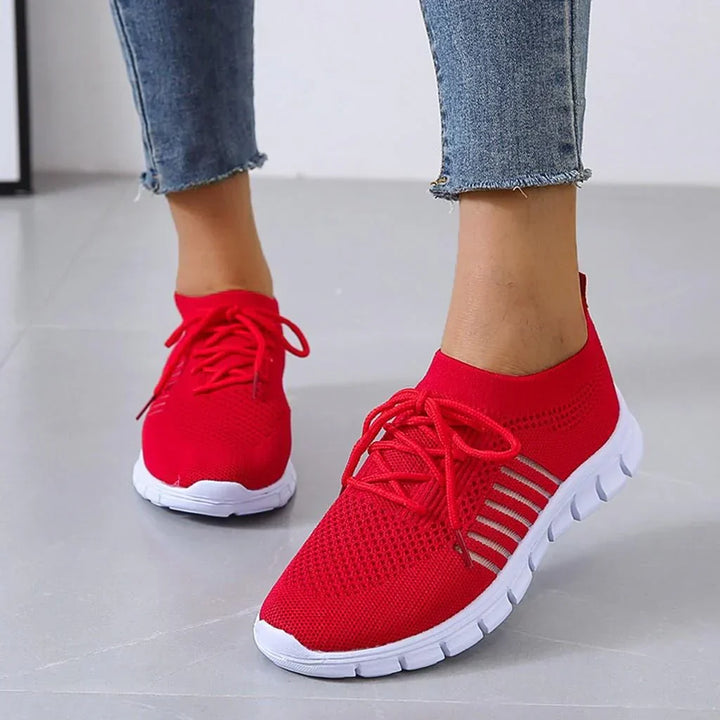 Seitliche Ansicht der leichten Damen Komfortschuhe mit Schnürung und schlankem Design.