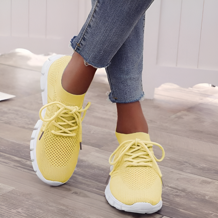 Dame trägt leichte, modische Damen Sneakers mit Schnürung für einen aktiven Lebensstil.