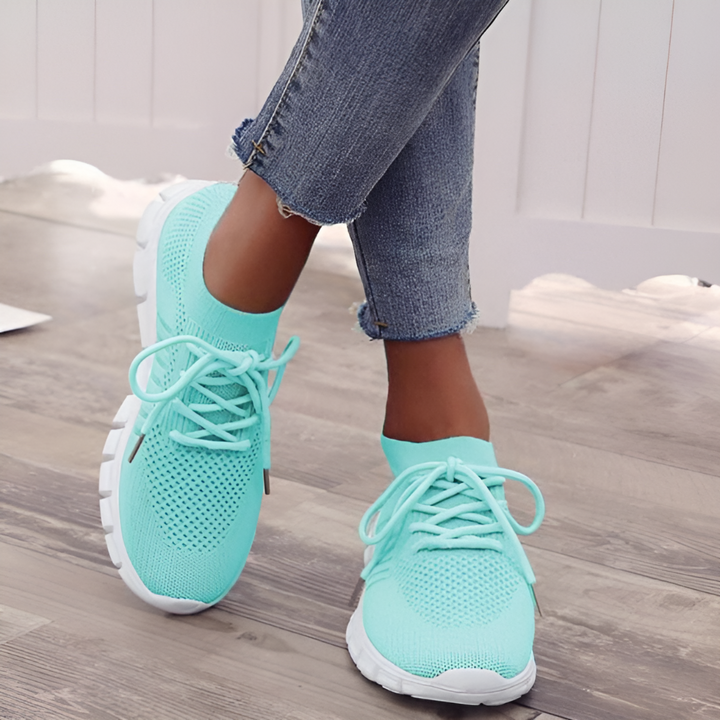 Ein Paar leichte Damen Komfortschuhe mit Schnürsenkeln, bereit für urbane Abenteuer.