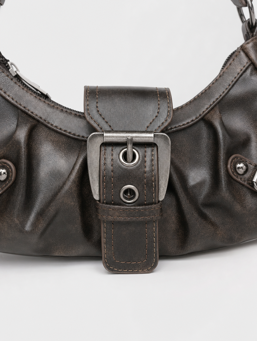 Schwarze Damen Baguette-Schultertasche mit markantem elegantem Schnallendetail aus Kunstleder, ideal als Accessoire.