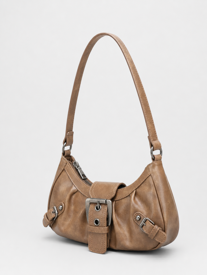 Stylische Damen Baguette-Tasche mit Fokus auf das goldene Schnallendetail, eine modische Kunstleder-Schultertasche.