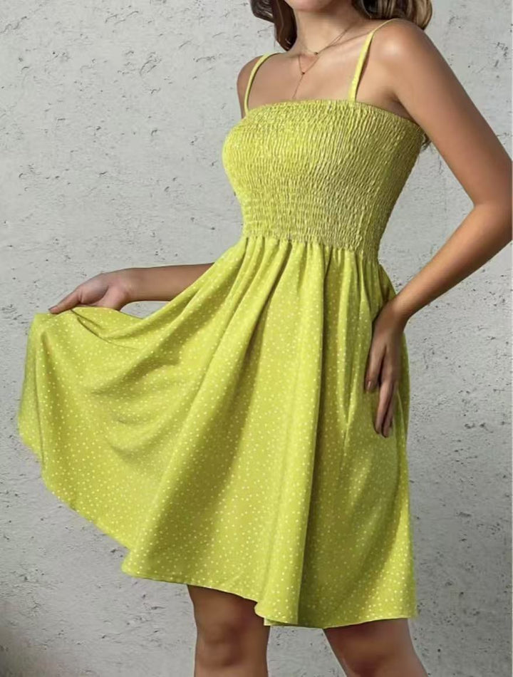 Feminin gepunktetes Damenkleid, rückenfrei. Luftiges Sommerkleid mit bequemer Passform, ideal für das Sommeroutfit.