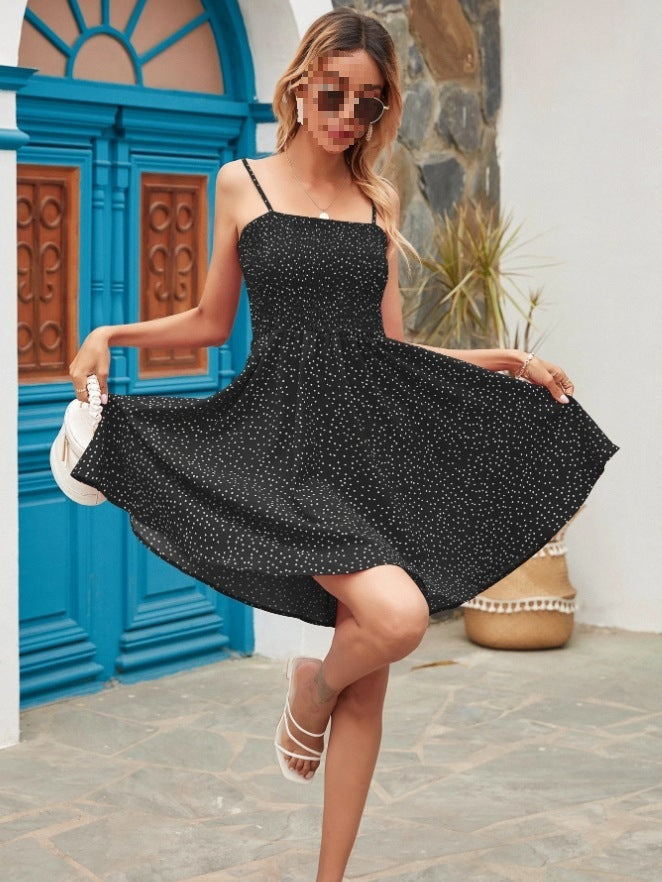 Elegantes gepunktetes Damen-Sommerkleid mit rückenfreiem Design. Leichtes & vielseitiges Kleid für den Sommer.