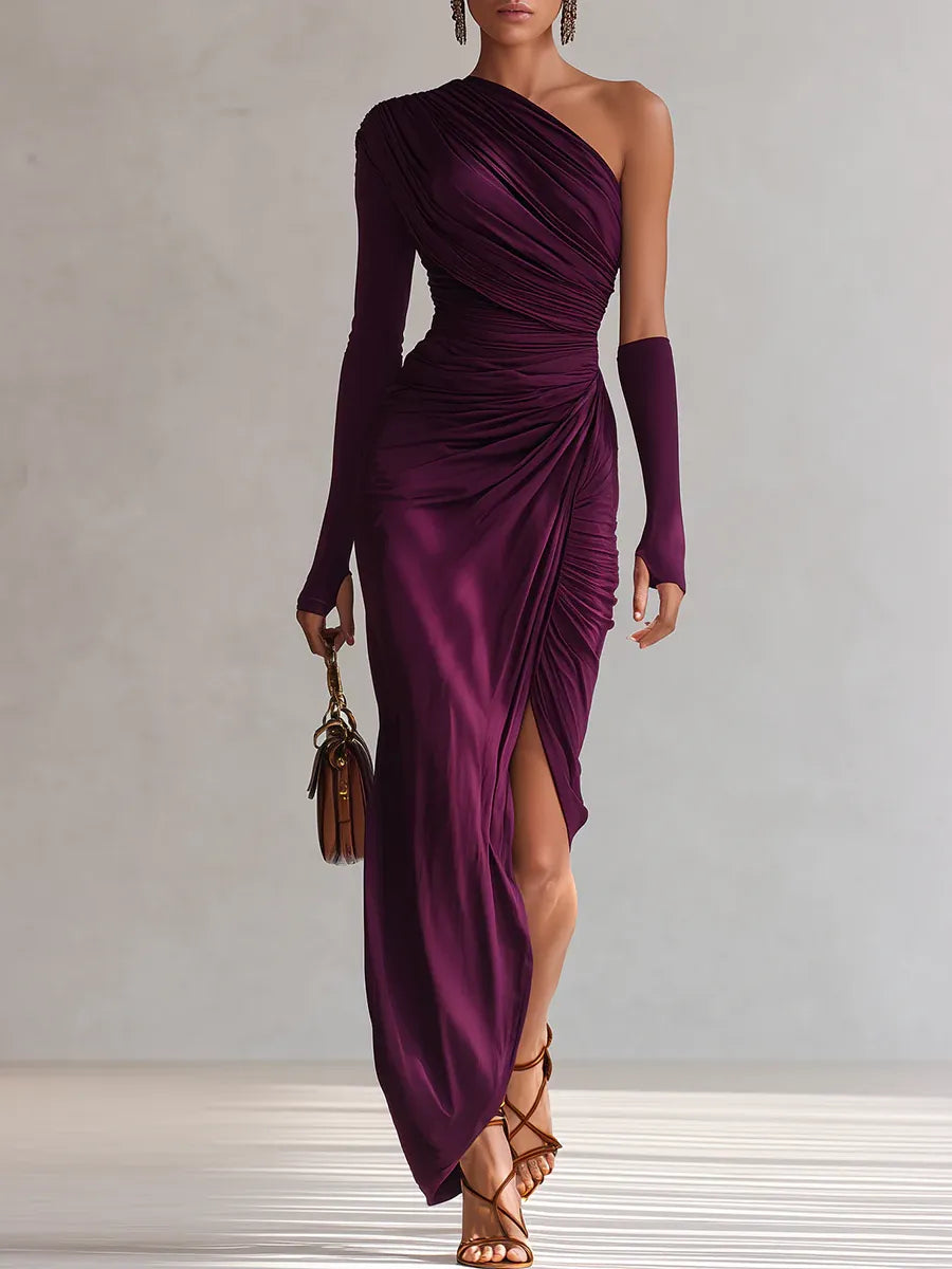 Elegantes Damen Maxikleid für Herbsthochzeit, One-Shoulder-Design mit Drapierung. Perfekt als Hochzeitsgast-Kleid.