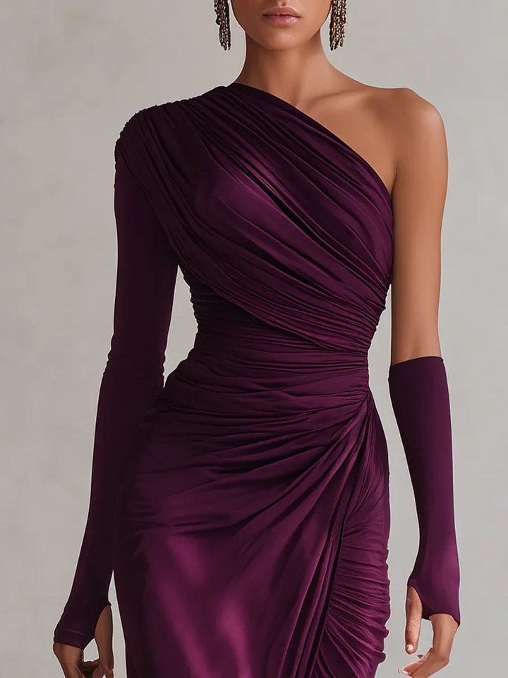 Luftiges One-Shoulder Damen Maxikleid mit eleganter Drapierung, ideal für festliche Herbsthochzeiten als Gast.