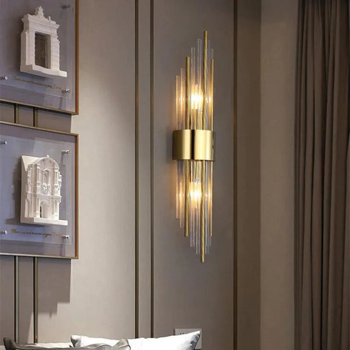 Luxuriöse Luméra Kristall LED Wandleuchte in Schwarz mit eleganten Kristallen, stilvolle Akzente für Schlafzimmer.