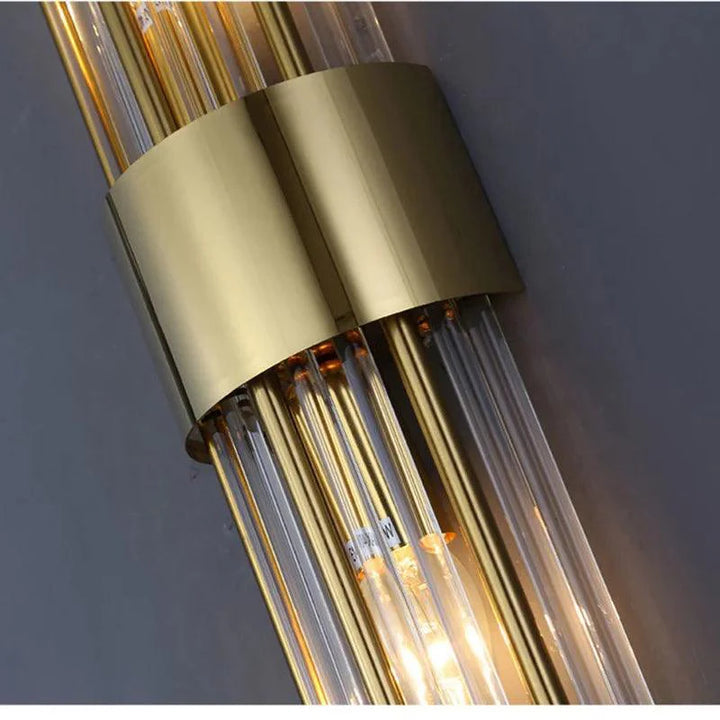 Elegante Luméra Kristall-Wandlampe für luxuriöse Akzente. LED-Technik schafft schöne Ambientebeleuchtung im Raum.