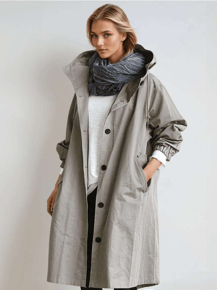 Stylischer oversized Damen Trenchcoat mit Kapuze. Lockere Passform für urbane Casual-Looks im Herbst.