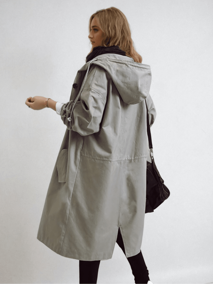 Wasserabweisender Damen Trenchcoat mit Kapuze. Ideal als Regenmantel für unbeständiges Frühlingswetter.