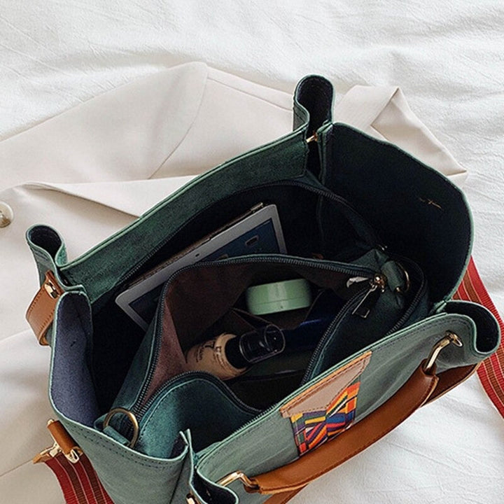 Seitliche Ansicht der großen Damen PU-Leder Schultertasche. Geräumiges Design für Stil und Funktionalität.