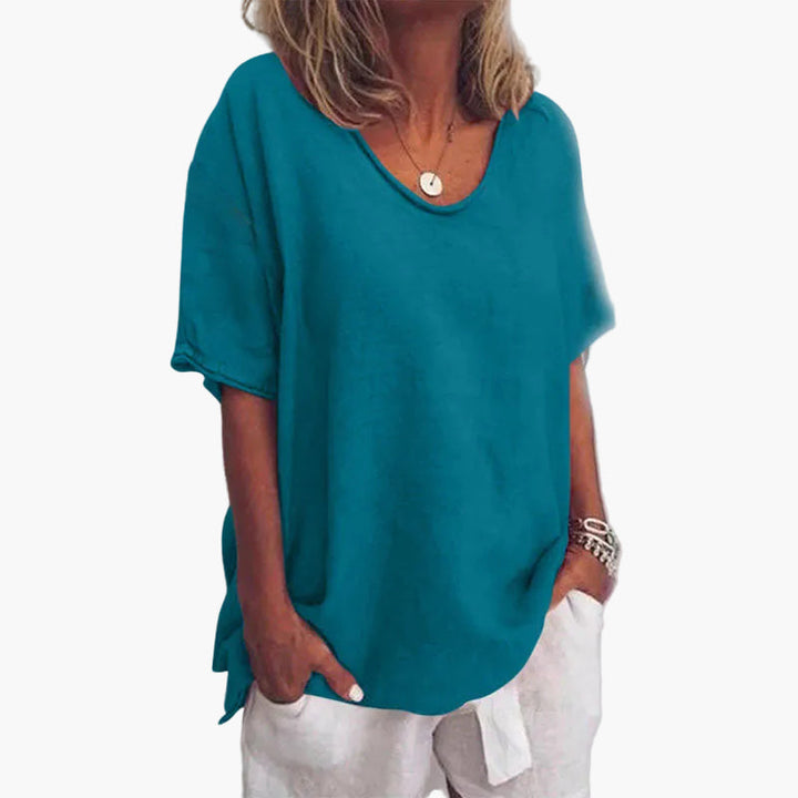 Vorderansicht: Einfaches Damen Oversize T-Shirt mit elegantem V-Ausschnitt und kurzen Ärmeln, vielseitig.