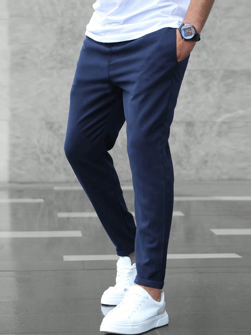 Bequeme Herrenhose mit Kordelzug, Tapered Fit, optimal für Freizeit & moderne Alltagskleidung.