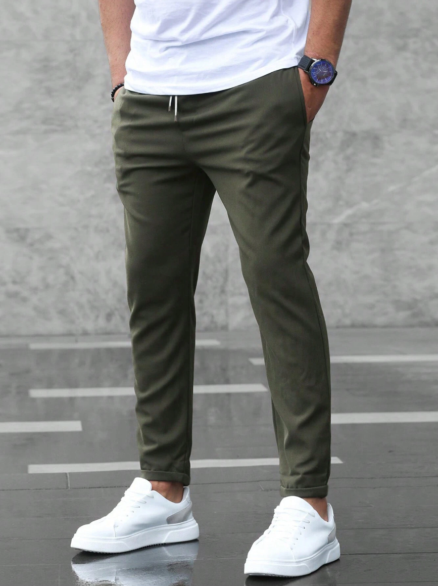 Bequeme Herren Komforthose, moderne Schnittführung, perfekt für entspannte Looks.