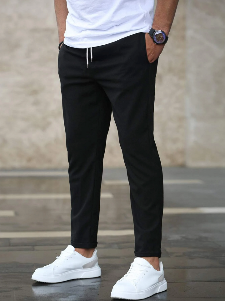 Graue Herrenhose, Tapered Fit, mit Kordelzug, minimalistisch & modern, vielseitig kombinierbar.