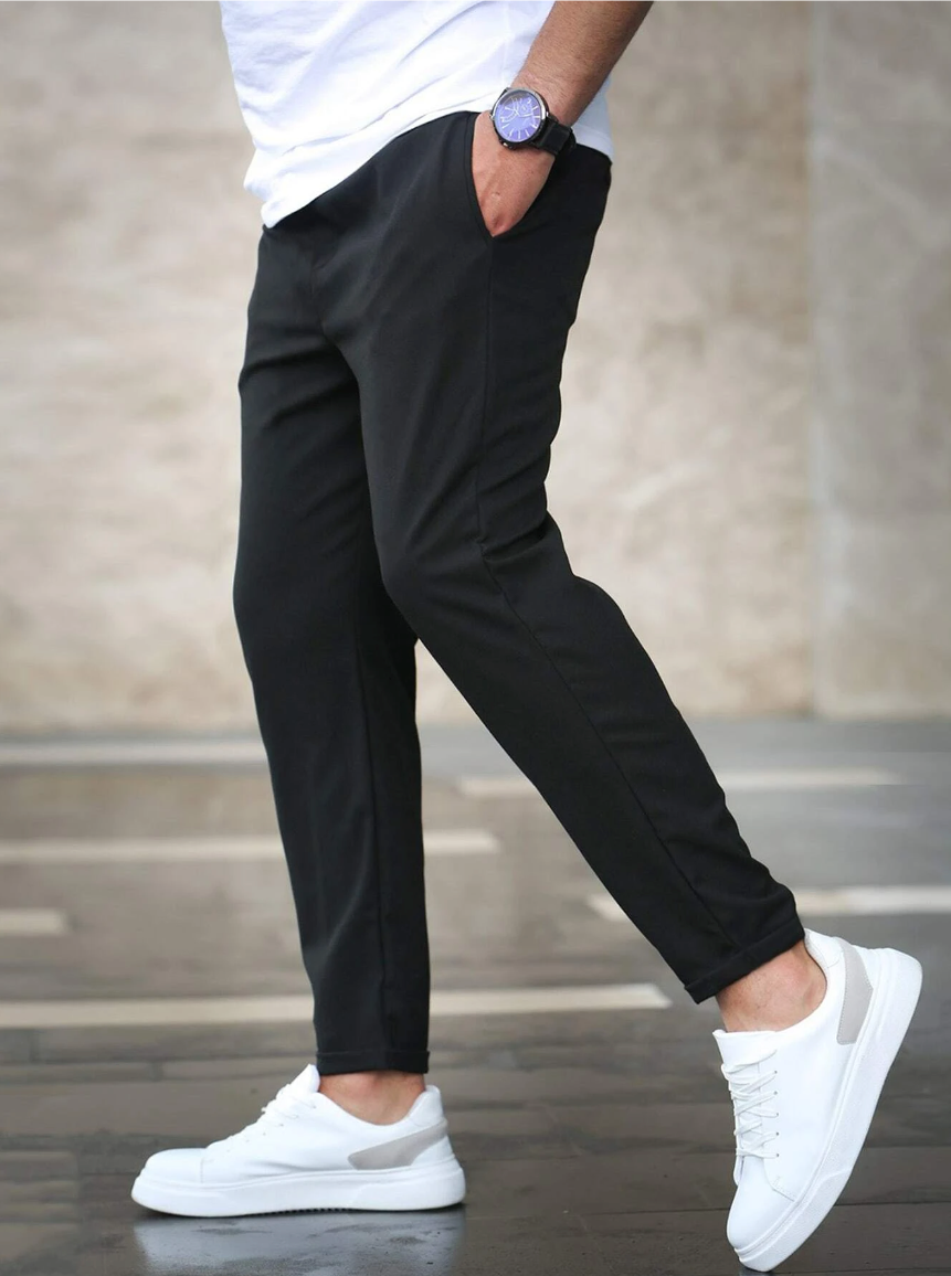 Schwarze Herren Komfort Freizeithose, Tapered Fit, optimaler Tragekomfort, stilvoll & schlicht.