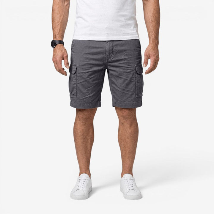 Bequeme graue Herren Freizeitshorts mit Seitentaschen & Gürtelschlaufen, perfekt für den Sommer.