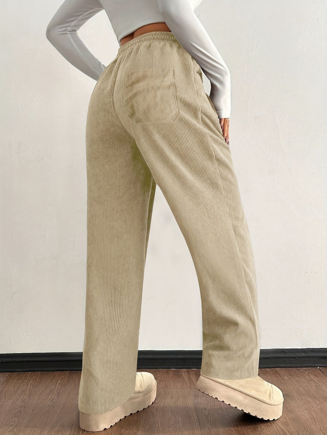 Moderne Damen Joggerhose mit weitem Bein. High-Waist Schnitt, bequem & stilvoll für aktuelle Damenmode.