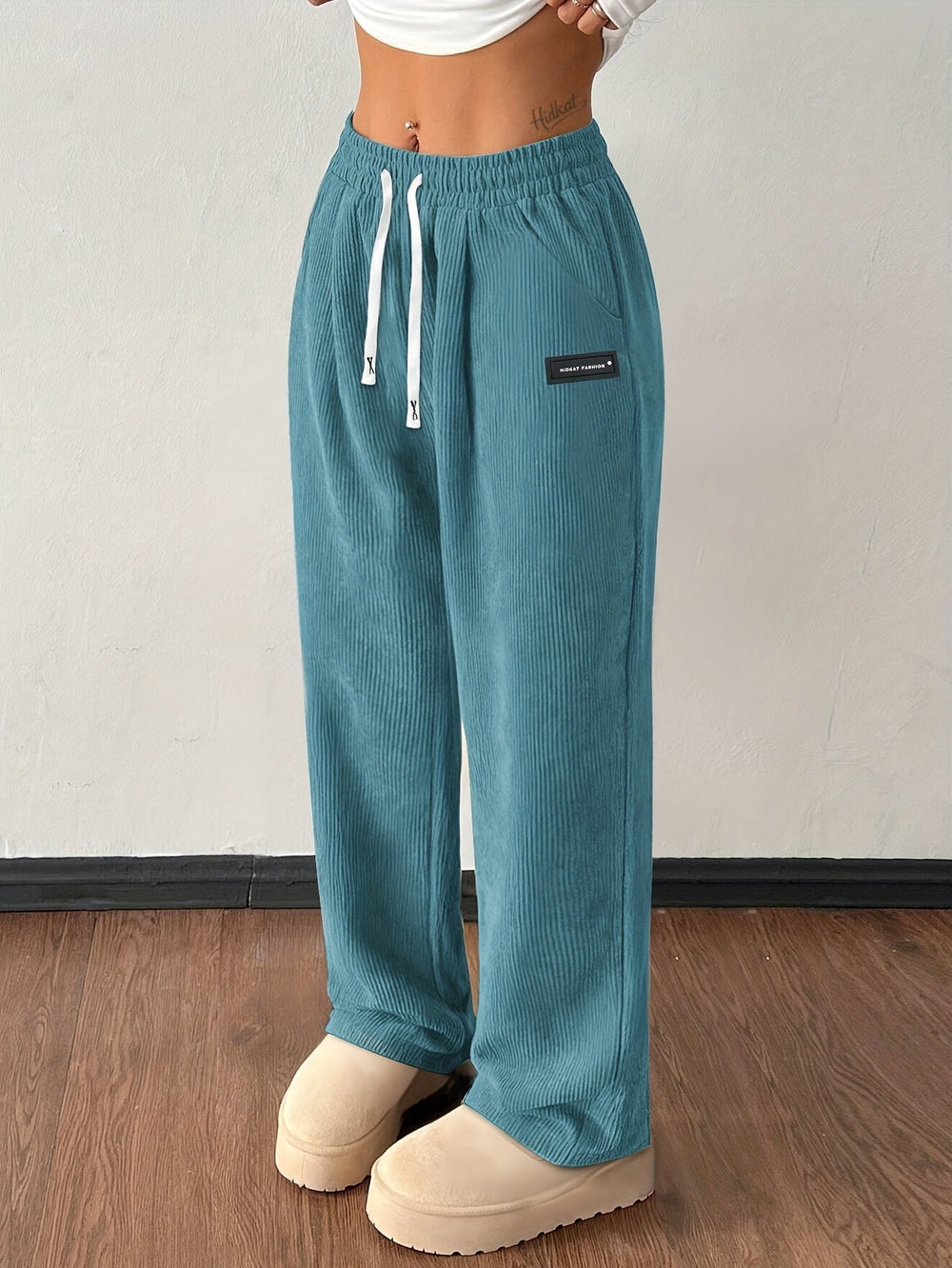 Bequeme Damen Jogginghose mit weitem Bein für entspannte Tage. High-Waist Design, ideal als Lounge Hose.