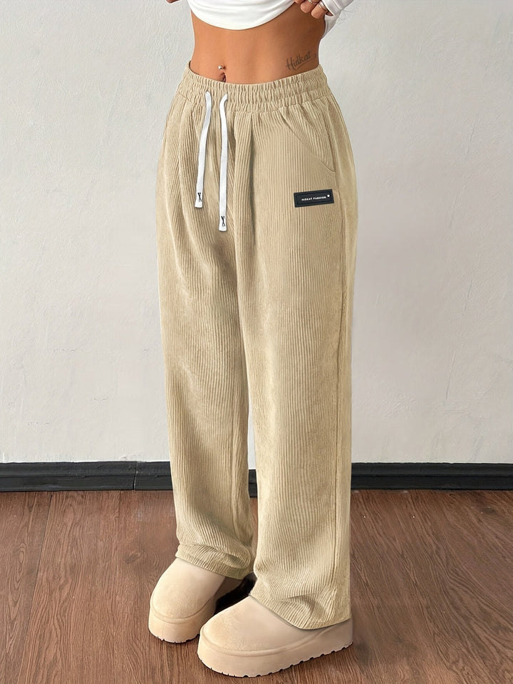 Dame trägt weite Damen Joggerhose mit High-Waist. Ideal als Freizeithose für Komfort und Stil.