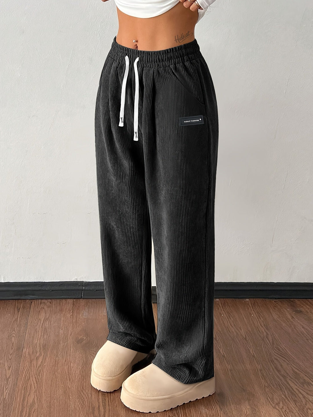 Stylische Damen Jogger mit weitem Bein & High-Waist Schnitt. Perfekt für ein lässiges Alltagsoutfit.