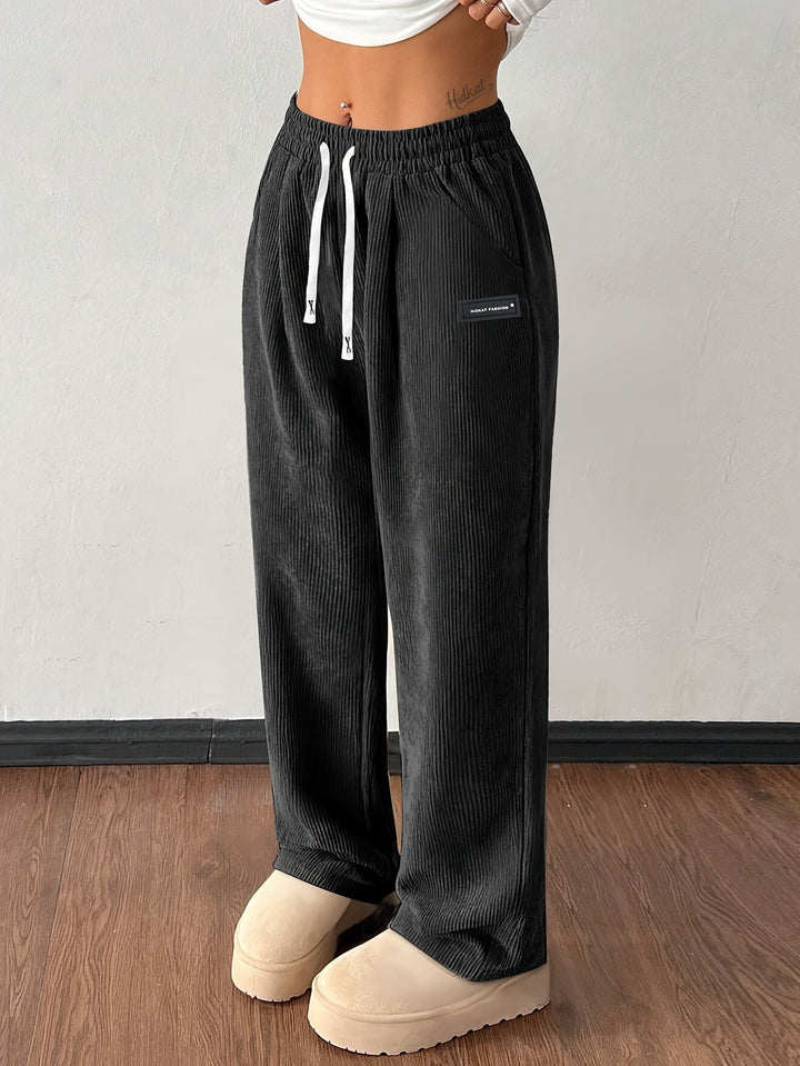 Stylische Damen Jogger mit weitem Bein & High-Waist Schnitt. Perfekt für ein lässiges Alltagsoutfit.