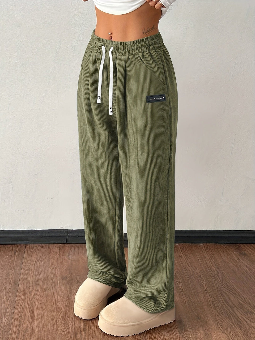 High-Waist Damen Joggerhose mit weitem Bein. Bequeme Passform, elastischer Bund. Perfekt als Freizeithose.
