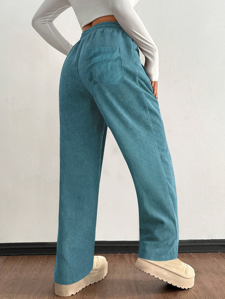 Nahaufnahme der Damen Joggerhose mit weitem Bein. High-Waist, elastischer Bund. Komfortable Lounge Hose.