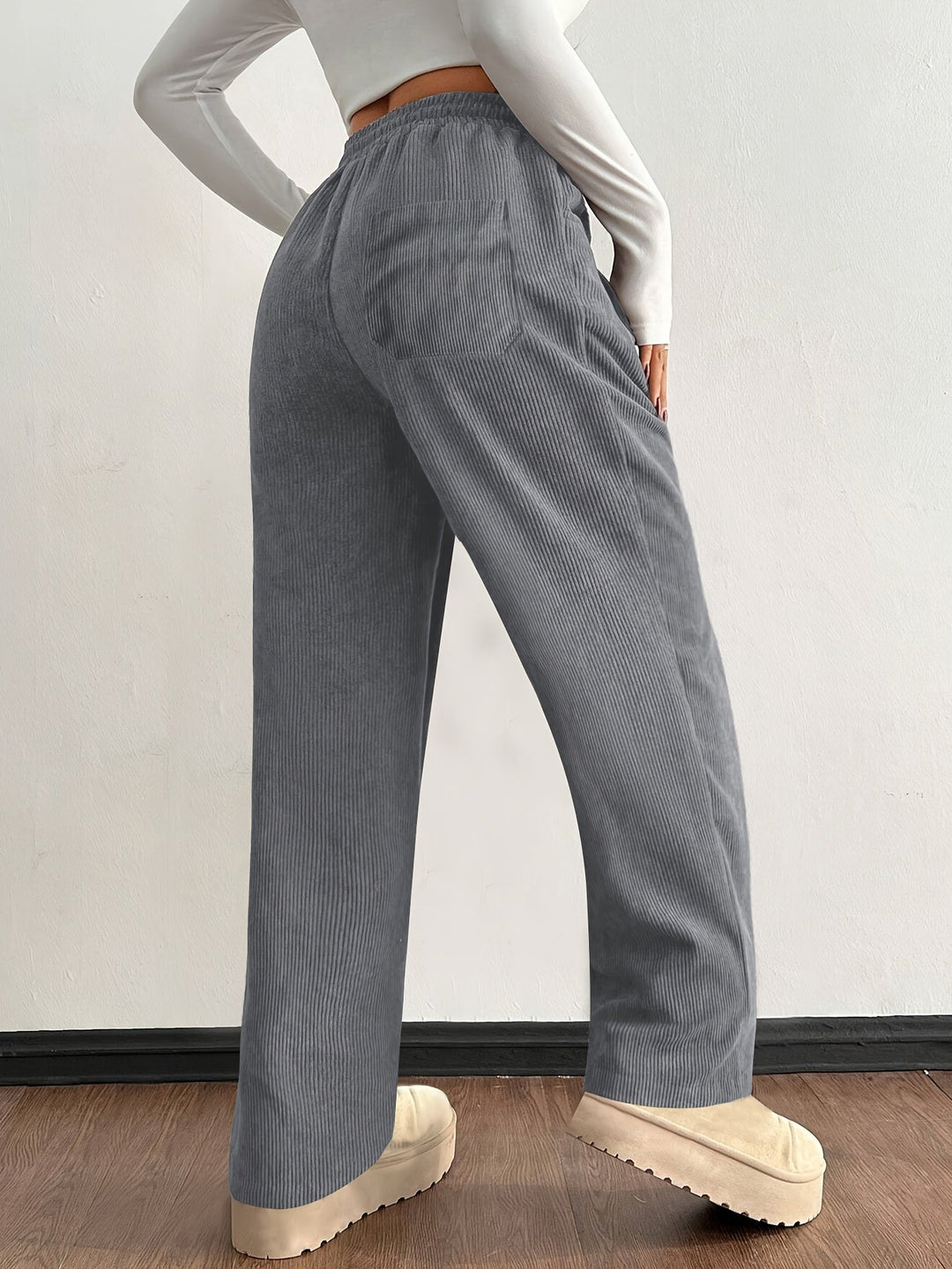 Elastische High-Waist Damen Joggerhose mit weitem Bein. Super bequem für Freizeit, Sport & Alltag.