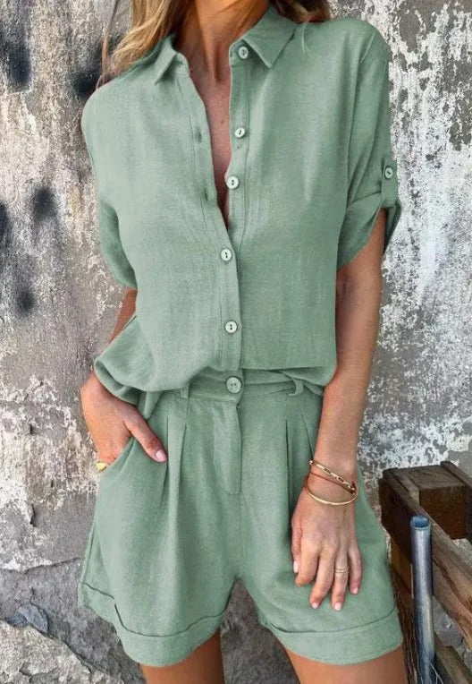 Nahaufnahme des Stoffes eines Damen Sommer Zweiteilers: weiche Textur von Hemd & weiter Hose.