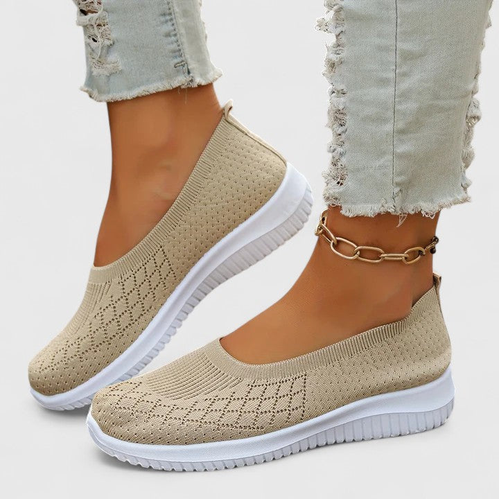 Seitenansicht der Damen Slip-on-Sneaker. Ergonomische Schuhe zum Hineinschlüpfen mit atmungsaktivem Material.