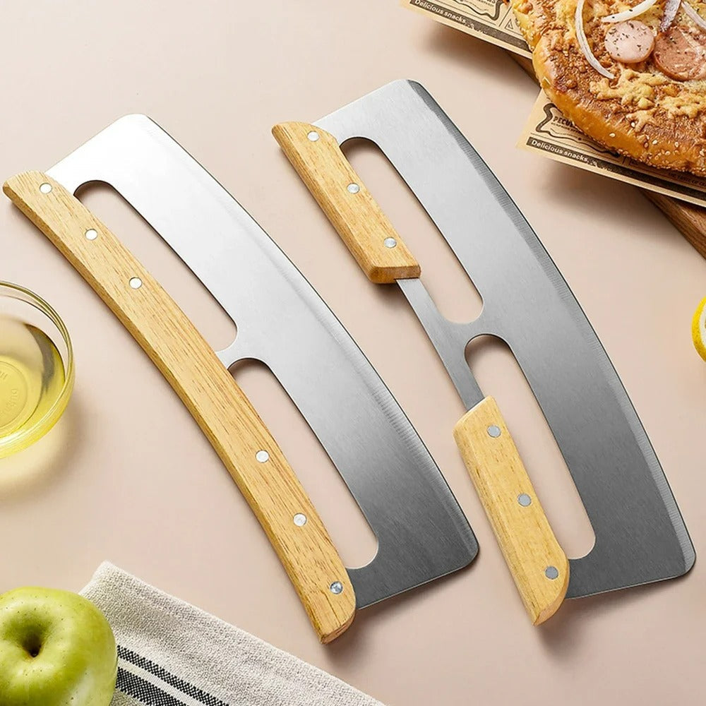 Großer Pizzaschneider mit gebogenem 35 cm Edelstahlmesser für müheloses Schneiden von Pizza und Teig in Haushalt & Gastronomie.